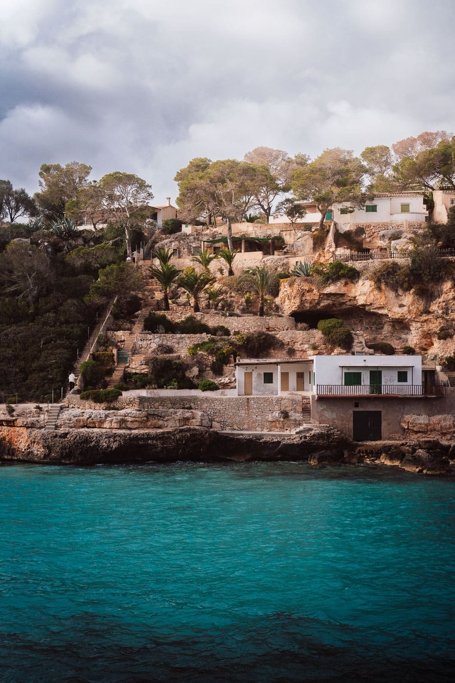 Mallorca2025 147 | Die Mallorca Nebensaison ist so viel mehr als nur Ballermann, Schinkenstraße und Party-Tourismus! Wie ist das bei euch? Habt ihr bei Mallorca auch zuerst die überfüllten Strände und lauten Bars im Kopf? Dann lasst euch von uns auf eine Reise mitnehmen, die euer Bild von der Lieblingsinsel der Deutschen komplett verändern wird. Wir waren nun schon mehrfach dort und haben bei jedem Besuch tiefere Einblicke in die echte und authentische Seite dieser fantastischen Insel bekommen. Und ganz wichtig: Wir reisen immer in der Mallorca Nebensaison!&nbsp;Das ist der Schlüssel, um die versteckten Schätze wirklich zu erleben.&nbsp; Wir zeigen euch unsere persönlichen Geheimtipps für Restaurants, charmante Orte und einzigartige Läden fernab vom Trubel. Jetzt geht's also los mit jeder Menge Genuss und vielen tollen Erlebnissen.