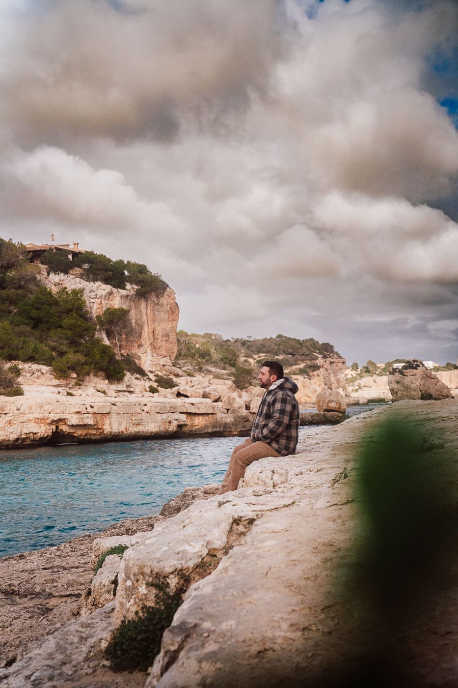 Mallorca2025 149 | Die Mallorca Nebensaison ist so viel mehr als nur Ballermann, Schinkenstraße und Party-Tourismus! Wie ist das bei euch? Habt ihr bei Mallorca auch zuerst die überfüllten Strände und lauten Bars im Kopf? Dann lasst euch von uns auf eine Reise mitnehmen, die euer Bild von der Lieblingsinsel der Deutschen komplett verändern wird. Wir waren nun schon mehrfach dort und haben bei jedem Besuch tiefere Einblicke in die echte und authentische Seite dieser fantastischen Insel bekommen. Und ganz wichtig: Wir reisen immer in der Mallorca Nebensaison!&nbsp;Das ist der Schlüssel, um die versteckten Schätze wirklich zu erleben.&nbsp; Wir zeigen euch unsere persönlichen Geheimtipps für Restaurants, charmante Orte und einzigartige Läden fernab vom Trubel. Jetzt geht's also los mit jeder Menge Genuss und vielen tollen Erlebnissen.