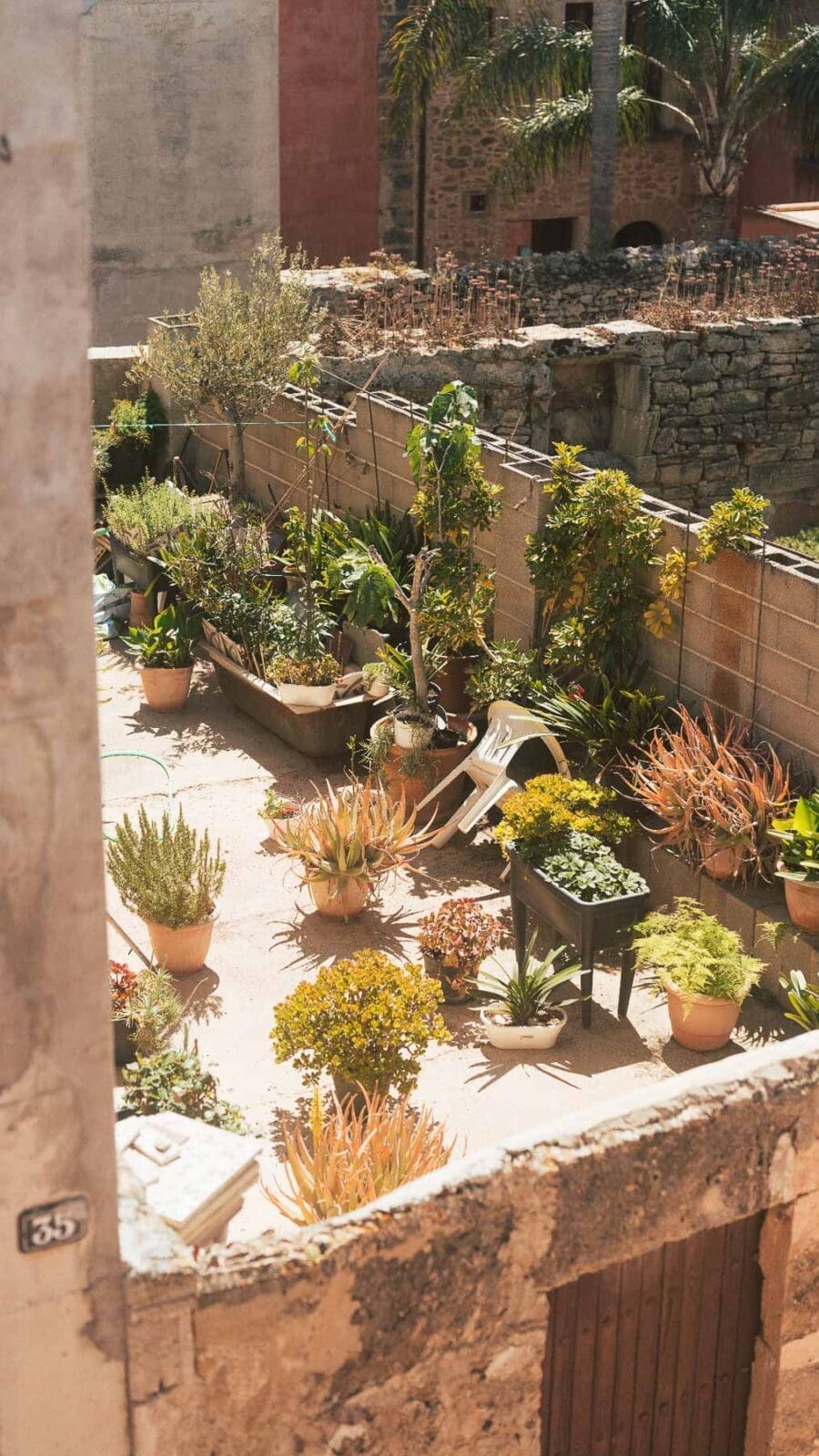 Mallorca Alcudia 1 | Die Mallorca Nebensaison ist so viel mehr als nur Ballermann, Schinkenstraße und Party-Tourismus! Wie ist das bei euch? Habt ihr bei Mallorca auch zuerst die überfüllten Strände und lauten Bars im Kopf? Dann lasst euch von uns auf eine Reise mitnehmen, die euer Bild von der Lieblingsinsel der Deutschen komplett verändern wird. Wir waren nun schon mehrfach dort und haben bei jedem Besuch tiefere Einblicke in die echte und authentische Seite dieser fantastischen Insel bekommen. Und ganz wichtig: Wir reisen immer in der Mallorca Nebensaison!&nbsp;Das ist der Schlüssel, um die versteckten Schätze wirklich zu erleben.&nbsp; Wir zeigen euch unsere persönlichen Geheimtipps für Restaurants, charmante Orte und einzigartige Läden fernab vom Trubel. Jetzt geht's also los mit jeder Menge Genuss und vielen tollen Erlebnissen.