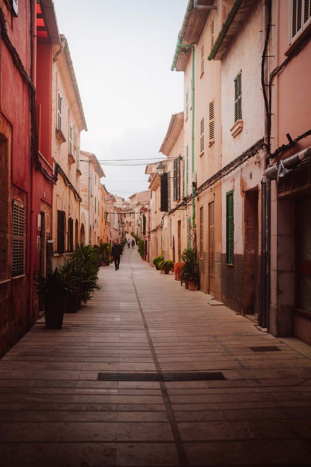 Mallorca Alcudia 2 | Die Mallorca Nebensaison ist so viel mehr als nur Ballermann, Schinkenstraße und Party-Tourismus! Wie ist das bei euch? Habt ihr bei Mallorca auch zuerst die überfüllten Strände und lauten Bars im Kopf? Dann lasst euch von uns auf eine Reise mitnehmen, die euer Bild von der Lieblingsinsel der Deutschen komplett verändern wird. Wir waren nun schon mehrfach dort und haben bei jedem Besuch tiefere Einblicke in die echte und authentische Seite dieser fantastischen Insel bekommen. Und ganz wichtig: Wir reisen immer in der Mallorca Nebensaison!&nbsp;Das ist der Schlüssel, um die versteckten Schätze wirklich zu erleben.&nbsp; Wir zeigen euch unsere persönlichen Geheimtipps für Restaurants, charmante Orte und einzigartige Läden fernab vom Trubel. Jetzt geht's also los mit jeder Menge Genuss und vielen tollen Erlebnissen.