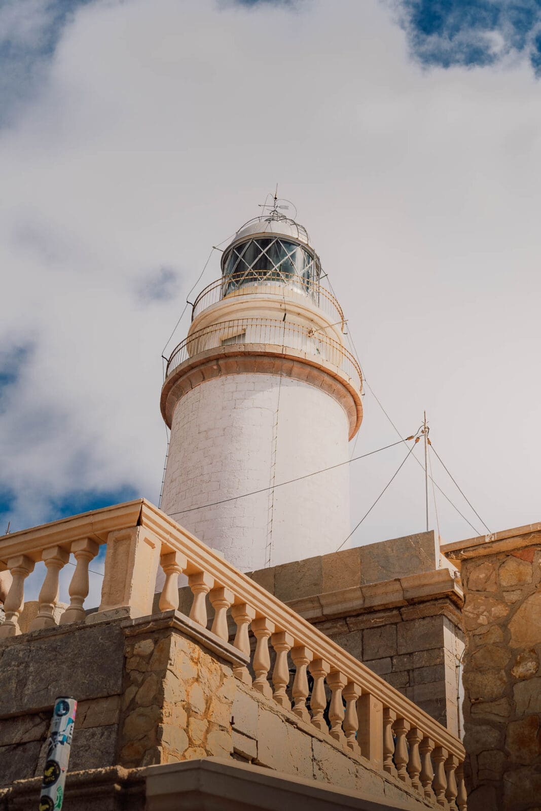 Mallorca Cap Formentor 2 | Die Mallorca Nebensaison ist so viel mehr als nur Ballermann, Schinkenstraße und Party-Tourismus! Wie ist das bei euch? Habt ihr bei Mallorca auch zuerst die überfüllten Strände und lauten Bars im Kopf? Dann lasst euch von uns auf eine Reise mitnehmen, die euer Bild von der Lieblingsinsel der Deutschen komplett verändern wird. Wir waren nun schon mehrfach dort und haben bei jedem Besuch tiefere Einblicke in die echte und authentische Seite dieser fantastischen Insel bekommen. Und ganz wichtig: Wir reisen immer in der Mallorca Nebensaison!&nbsp;Das ist der Schlüssel, um die versteckten Schätze wirklich zu erleben.&nbsp; Wir zeigen euch unsere persönlichen Geheimtipps für Restaurants, charmante Orte und einzigartige Läden fernab vom Trubel. Jetzt geht's also los mit jeder Menge Genuss und vielen tollen Erlebnissen.
