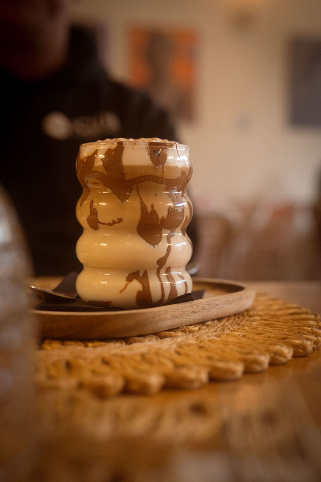 Mallorca Triple 1 | Die Mallorca Nebensaison ist so viel mehr als nur Ballermann, Schinkenstraße und Party-Tourismus! Wie ist das bei euch? Habt ihr bei Mallorca auch zuerst die überfüllten Strände und lauten Bars im Kopf? Dann lasst euch von uns auf eine Reise mitnehmen, die euer Bild von der Lieblingsinsel der Deutschen komplett verändern wird. Wir waren nun schon mehrfach dort und haben bei jedem Besuch tiefere Einblicke in die echte und authentische Seite dieser fantastischen Insel bekommen. Und ganz wichtig: Wir reisen immer in der Mallorca Nebensaison!&nbsp;Das ist der Schlüssel, um die versteckten Schätze wirklich zu erleben.&nbsp; Wir zeigen euch unsere persönlichen Geheimtipps für Restaurants, charmante Orte und einzigartige Läden fernab vom Trubel. Jetzt geht's also los mit jeder Menge Genuss und vielen tollen Erlebnissen.