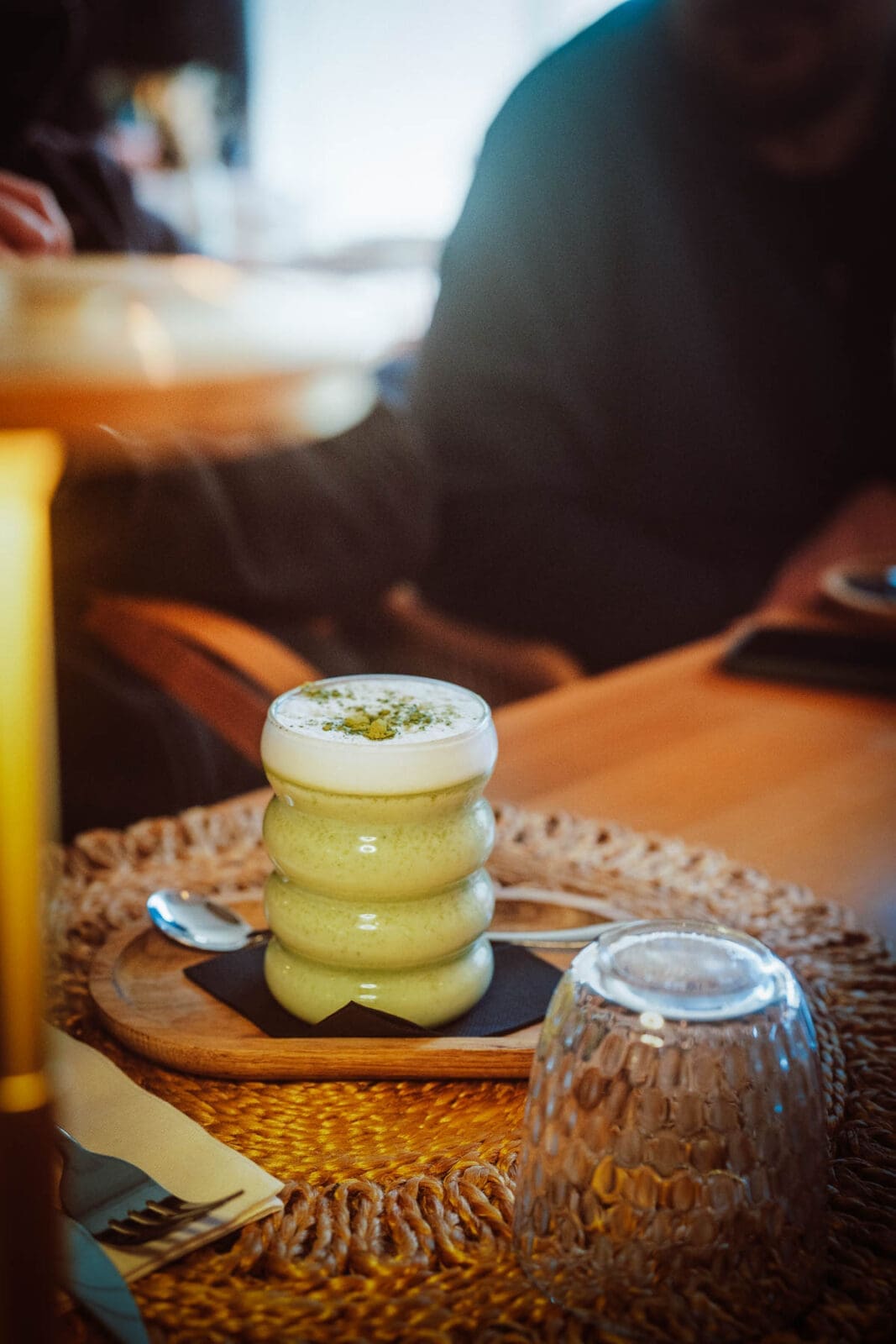 Mallorca Triple 2 | Die Mallorca Nebensaison ist so viel mehr als nur Ballermann, Schinkenstraße und Party-Tourismus! Wie ist das bei euch? Habt ihr bei Mallorca auch zuerst die überfüllten Strände und lauten Bars im Kopf? Dann lasst euch von uns auf eine Reise mitnehmen, die euer Bild von der Lieblingsinsel der Deutschen komplett verändern wird. Wir waren nun schon mehrfach dort und haben bei jedem Besuch tiefere Einblicke in die echte und authentische Seite dieser fantastischen Insel bekommen. Und ganz wichtig: Wir reisen immer in der Mallorca Nebensaison!&nbsp;Das ist der Schlüssel, um die versteckten Schätze wirklich zu erleben.&nbsp; Wir zeigen euch unsere persönlichen Geheimtipps für Restaurants, charmante Orte und einzigartige Läden fernab vom Trubel. Jetzt geht's also los mit jeder Menge Genuss und vielen tollen Erlebnissen.