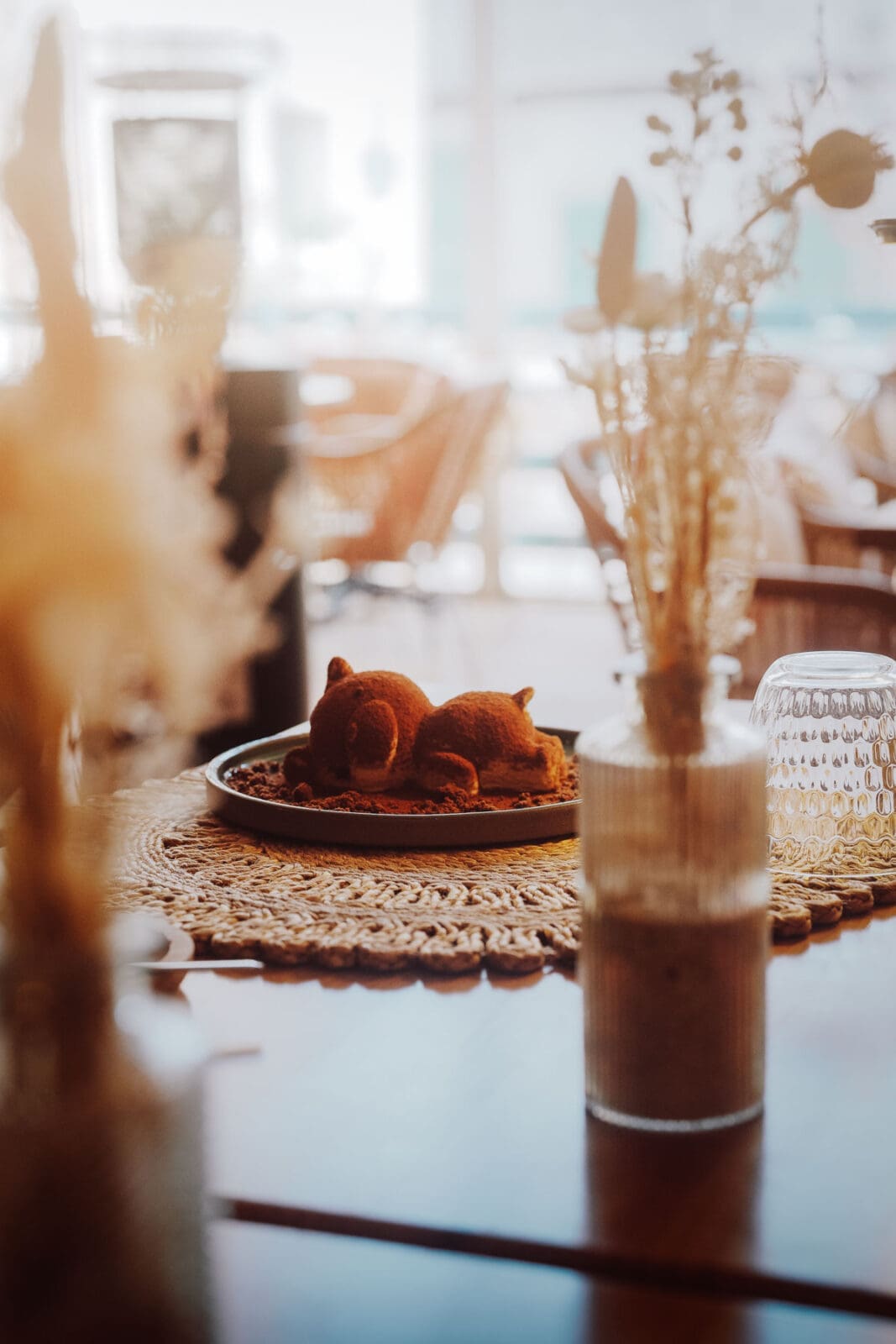 Mallorca Triple 3 | Die Mallorca Nebensaison ist so viel mehr als nur Ballermann, Schinkenstraße und Party-Tourismus! Wie ist das bei euch? Habt ihr bei Mallorca auch zuerst die überfüllten Strände und lauten Bars im Kopf? Dann lasst euch von uns auf eine Reise mitnehmen, die euer Bild von der Lieblingsinsel der Deutschen komplett verändern wird. Wir waren nun schon mehrfach dort und haben bei jedem Besuch tiefere Einblicke in die echte und authentische Seite dieser fantastischen Insel bekommen. Und ganz wichtig: Wir reisen immer in der Mallorca Nebensaison!&nbsp;Das ist der Schlüssel, um die versteckten Schätze wirklich zu erleben.&nbsp; Wir zeigen euch unsere persönlichen Geheimtipps für Restaurants, charmante Orte und einzigartige Läden fernab vom Trubel. Jetzt geht's also los mit jeder Menge Genuss und vielen tollen Erlebnissen.