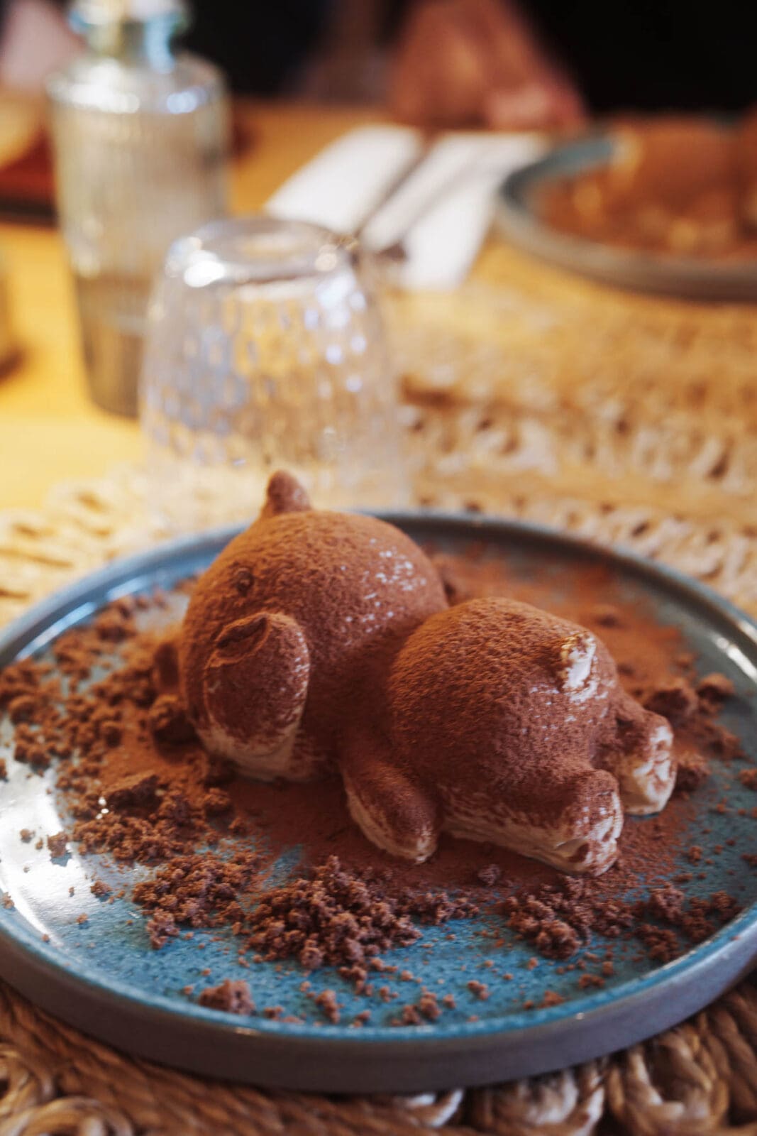 Mallorca Triple 4 | Die Mallorca Nebensaison ist so viel mehr als nur Ballermann, Schinkenstraße und Party-Tourismus! Wie ist das bei euch? Habt ihr bei Mallorca auch zuerst die überfüllten Strände und lauten Bars im Kopf? Dann lasst euch von uns auf eine Reise mitnehmen, die euer Bild von der Lieblingsinsel der Deutschen komplett verändern wird. Wir waren nun schon mehrfach dort und haben bei jedem Besuch tiefere Einblicke in die echte und authentische Seite dieser fantastischen Insel bekommen. Und ganz wichtig: Wir reisen immer in der Mallorca Nebensaison!&nbsp;Das ist der Schlüssel, um die versteckten Schätze wirklich zu erleben.&nbsp; Wir zeigen euch unsere persönlichen Geheimtipps für Restaurants, charmante Orte und einzigartige Läden fernab vom Trubel. Jetzt geht's also los mit jeder Menge Genuss und vielen tollen Erlebnissen.