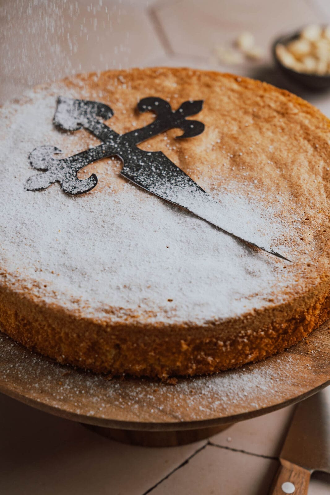 Unser perfektes Tarta de Santiago Rezept | Spanischer Mandelkuchen ohne Mehl 4 Tarta de Santiago Mandelkuchen 1 | Vergiss, was du über Mandelkuchen weißt! 🤯 Wir haben ein Tarta de Santiago Rezept kreiert, das nicht nur saftig ist, sondern auch komplett ohne Mehl auskommt. Ein Stück Spanien für eure Kaffeetafel!