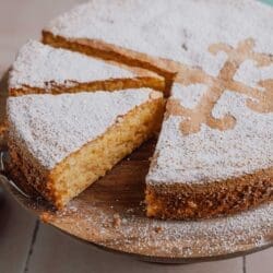 Saftiger mallorquinischer Mandelkuchen - Ein Rezept ganz ohne Mehl 11 Wir verraten euch unser unwiderstehliches Tarta de Santiago Rezept – ein gelingsicherer, saftiger spanischer Mandelkuchen ganz ohne Mehl.