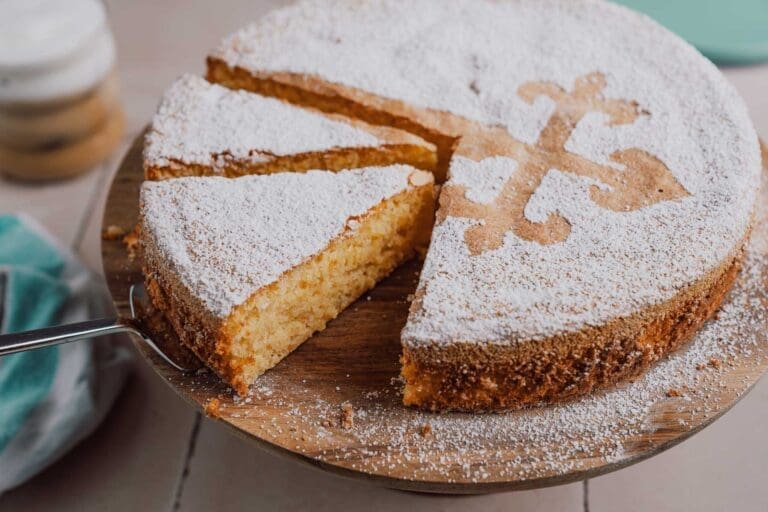 Wir verraten euch unser unwiderstehliches Tarta de Santiago Rezept – ein gelingsicherer, saftiger spanischer Mandelkuchen ganz ohne Mehl.