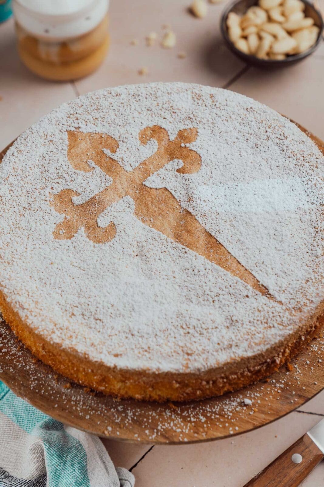 Unser perfektes Tarta de Santiago Rezept | Spanischer Mandelkuchen ohne Mehl 5 Tarta de Santiago Mandelkuchen 2 | Vergiss, was du über Mandelkuchen weißt! 🤯 Wir haben ein Tarta de Santiago Rezept kreiert, das nicht nur saftig ist, sondern auch komplett ohne Mehl auskommt. Ein Stück Spanien für eure Kaffeetafel!