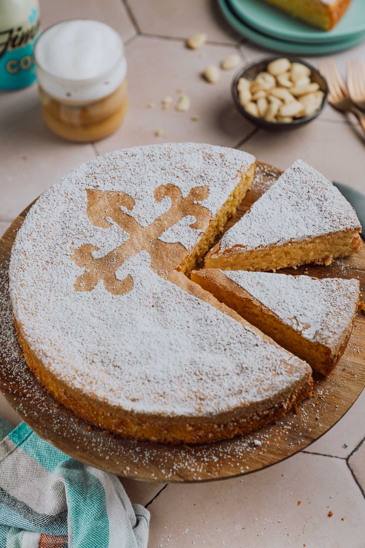 Unser perfektes Tarta de Santiago Rezept | Spanischer Mandelkuchen ohne Mehl 1 Spanischer Mandelkuchen ohne Mehl (Tarta de Santiago) mit dem typischen Santiago-Kreuz auf der Oberfläche.
