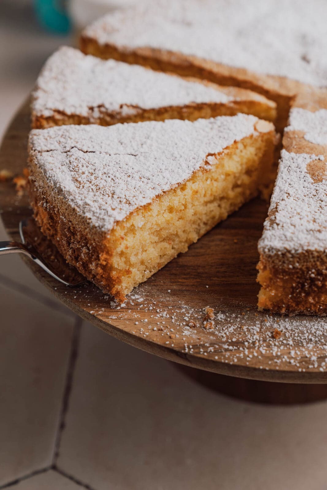 Unser perfektes Tarta de Santiago Rezept | Spanischer Mandelkuchen ohne Mehl 3 Tarta de Santiago Mandelkuchen 6 | Vergiss, was du über Mandelkuchen weißt! 🤯 Wir haben ein Tarta de Santiago Rezept kreiert, das nicht nur saftig ist, sondern auch komplett ohne Mehl auskommt. Ein Stück Spanien für eure Kaffeetafel!