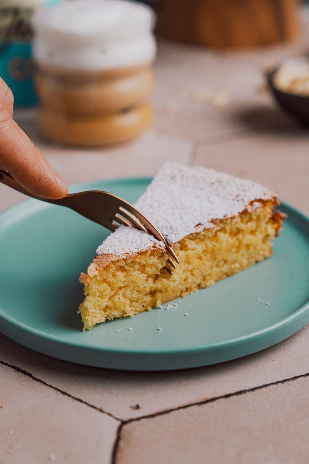 Unser perfektes Tarta de Santiago Rezept | Spanischer Mandelkuchen ohne Mehl 7 Tarta de Santiago Mandelkuchen 7 | Vergiss, was du über Mandelkuchen weißt! 🤯 Wir haben ein Tarta de Santiago Rezept kreiert, das nicht nur saftig ist, sondern auch komplett ohne Mehl auskommt. Ein Stück Spanien für eure Kaffeetafel!