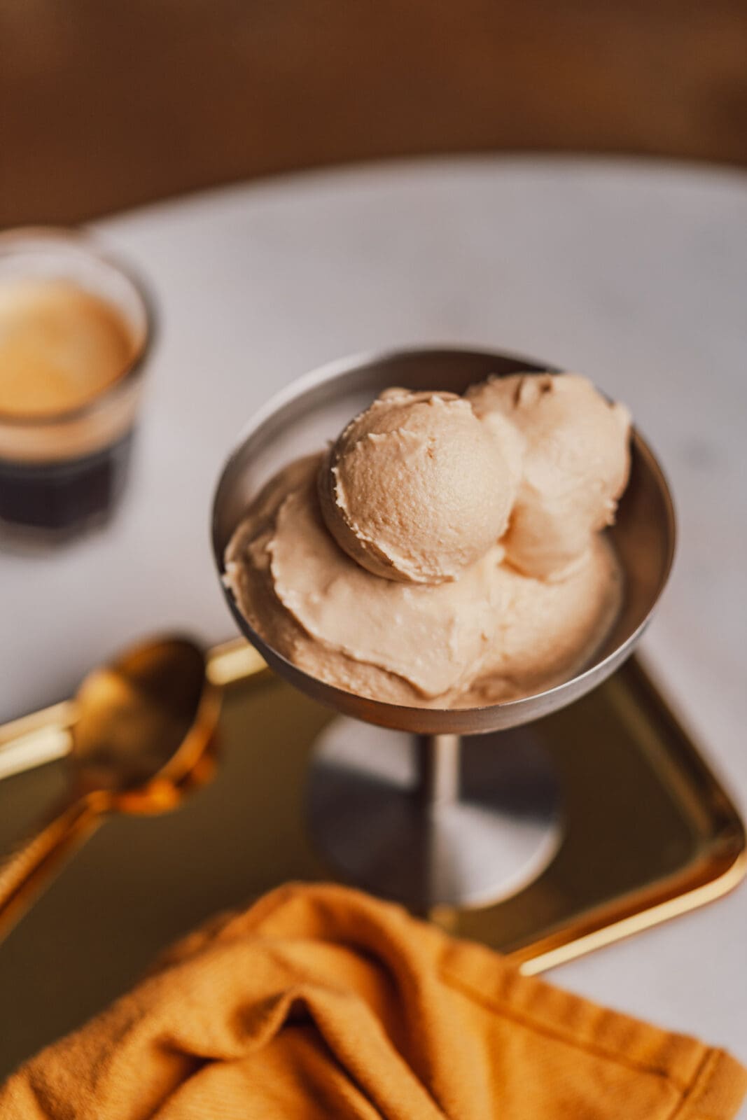 Vanilleeis Basis mit Eigelb im Wasserbad cremig rühren