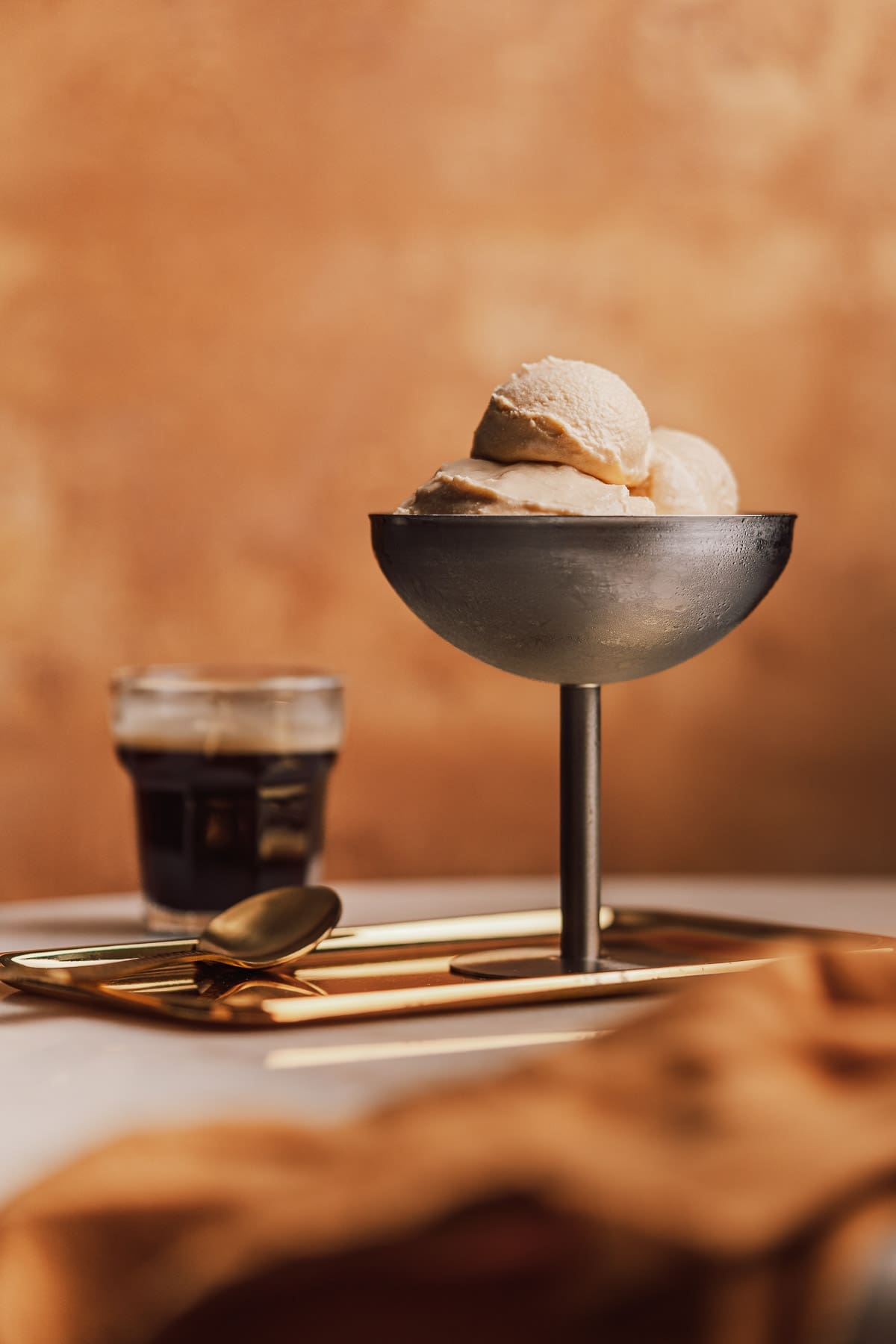 Klassisches Vanilleeis mit Ei – cremig und aromatisch wie italienisches Gelato