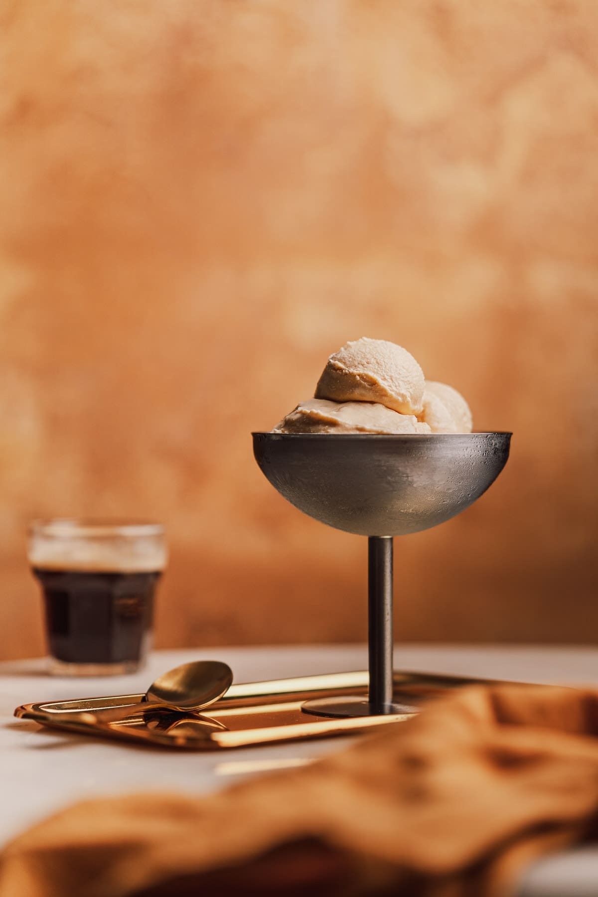 Schüssel mit Vanilleeis und Kaffee