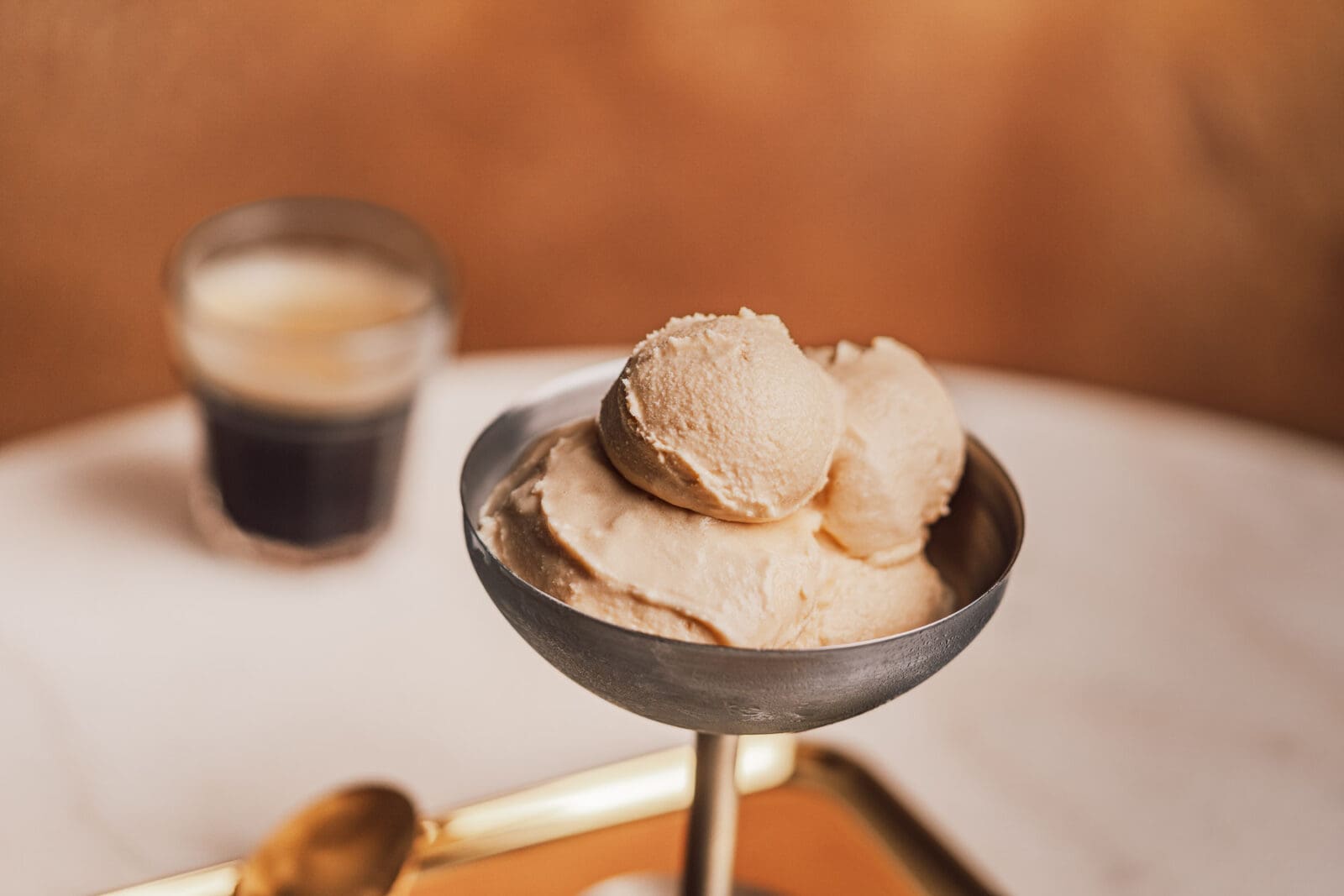 Vanilleeis Creamy 7 | Vanilleeis Rezept mit Ei – cremig wie Gelato. Gelingsicher im Ninja Creami oder in der klassischen Eismaschine zuhause.