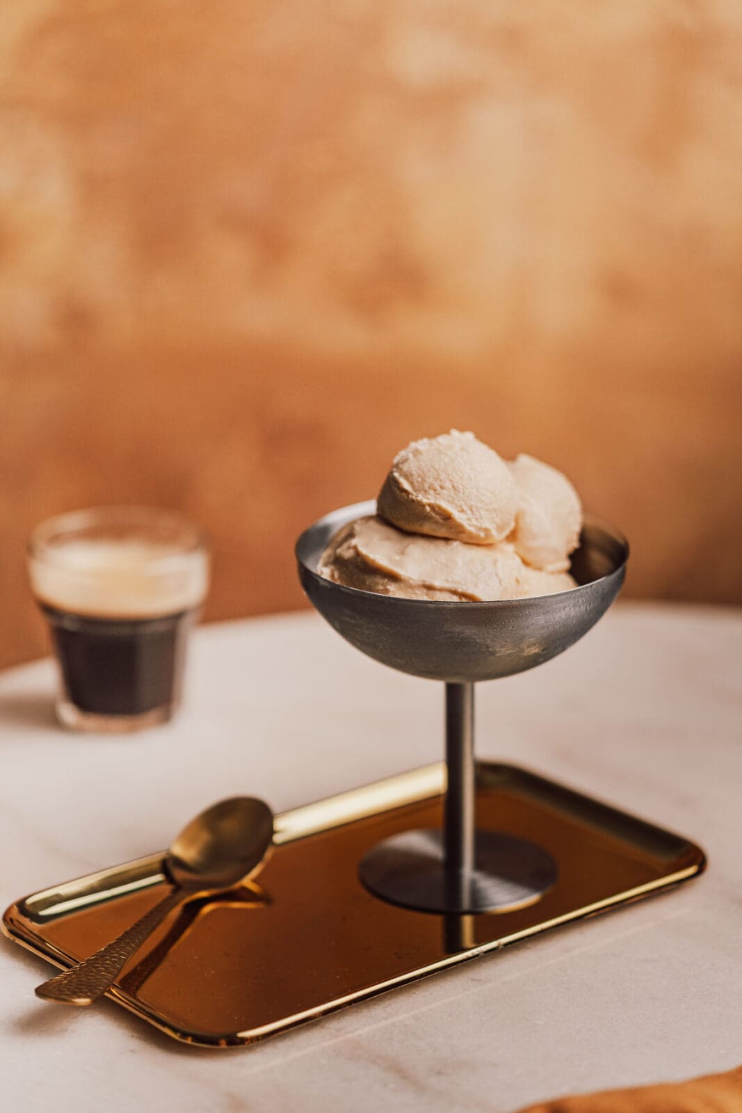 Cremiges Vanilleeis Rezept mit Ei – serviert in einer Schale wie Gelato