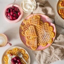 Oma Lores weiche Waffeln | Unser Klassiker für saftige Herzwaffeln 8 Entdeckt Oma Lores Rezept für weiche Waffeln. Luftige, Herzwaffeln mit Vanille. Einfach und schnell gemacht. Perfekt zu jedem Anlass.
