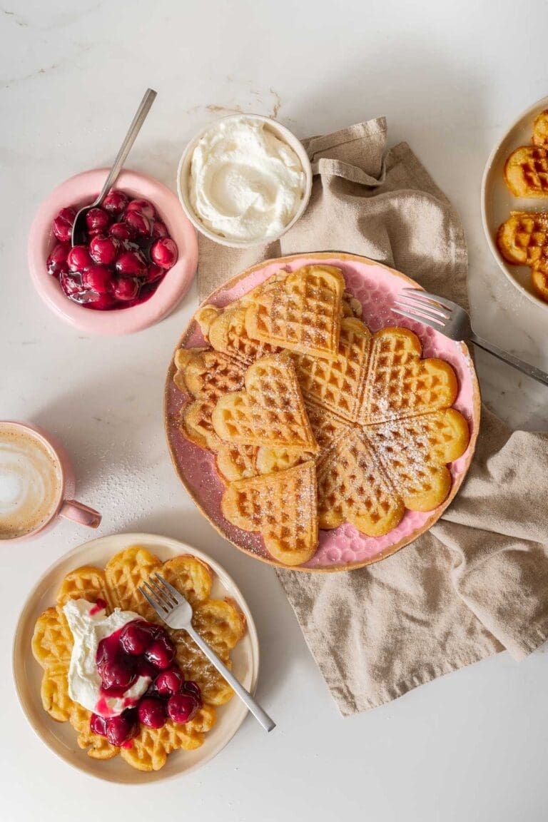 Entdeckt Oma Lores Rezept für weiche Waffeln. Luftige, Herzwaffeln mit Vanille. Einfach und schnell gemacht. Perfekt zu jedem Anlass.
