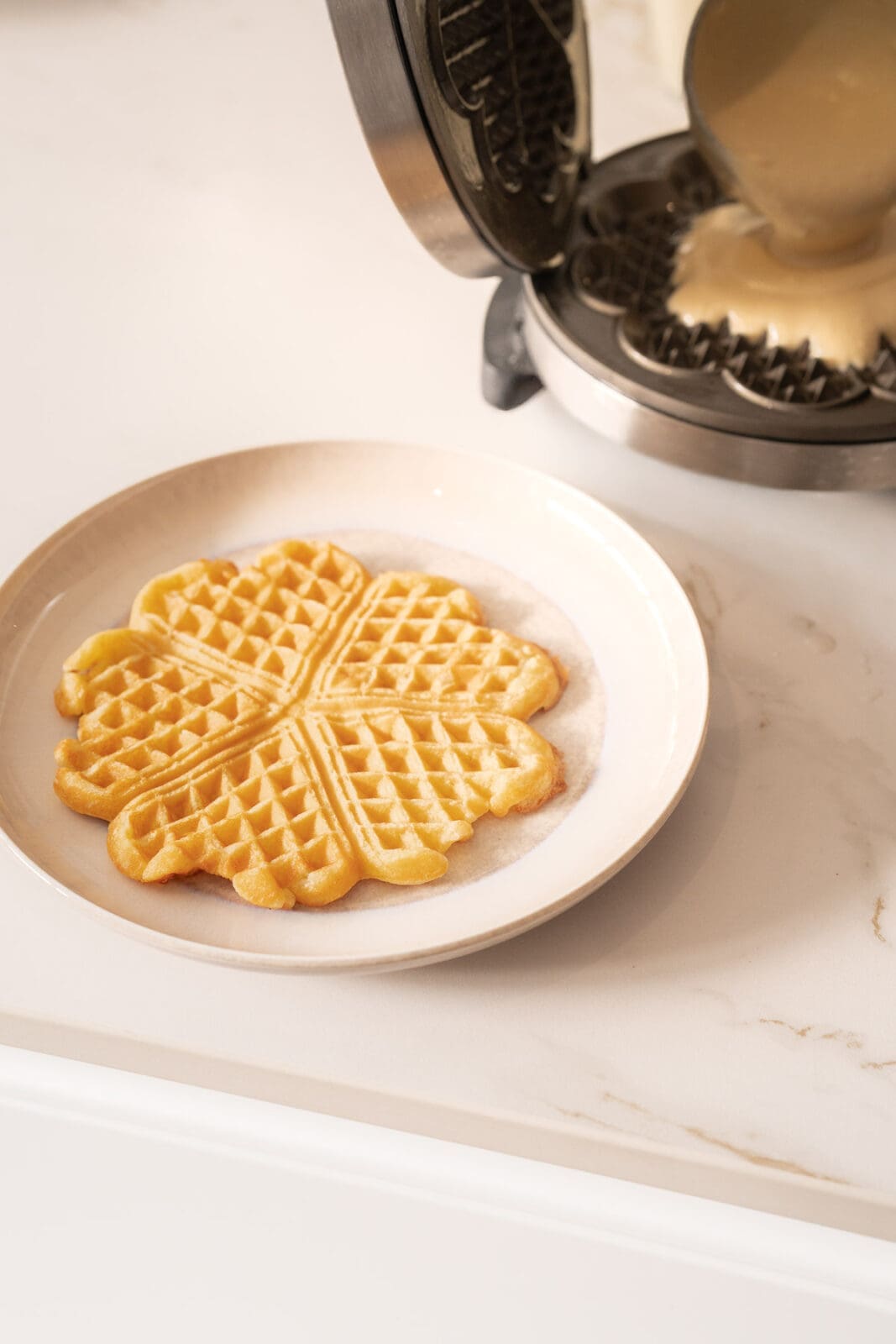 Entdeckt Oma Lores Rezept für weiche Waffeln. Luftige, Herzwaffeln mit Vanille. Einfach und schnell gemacht. Perfekt zu jedem Anlass.