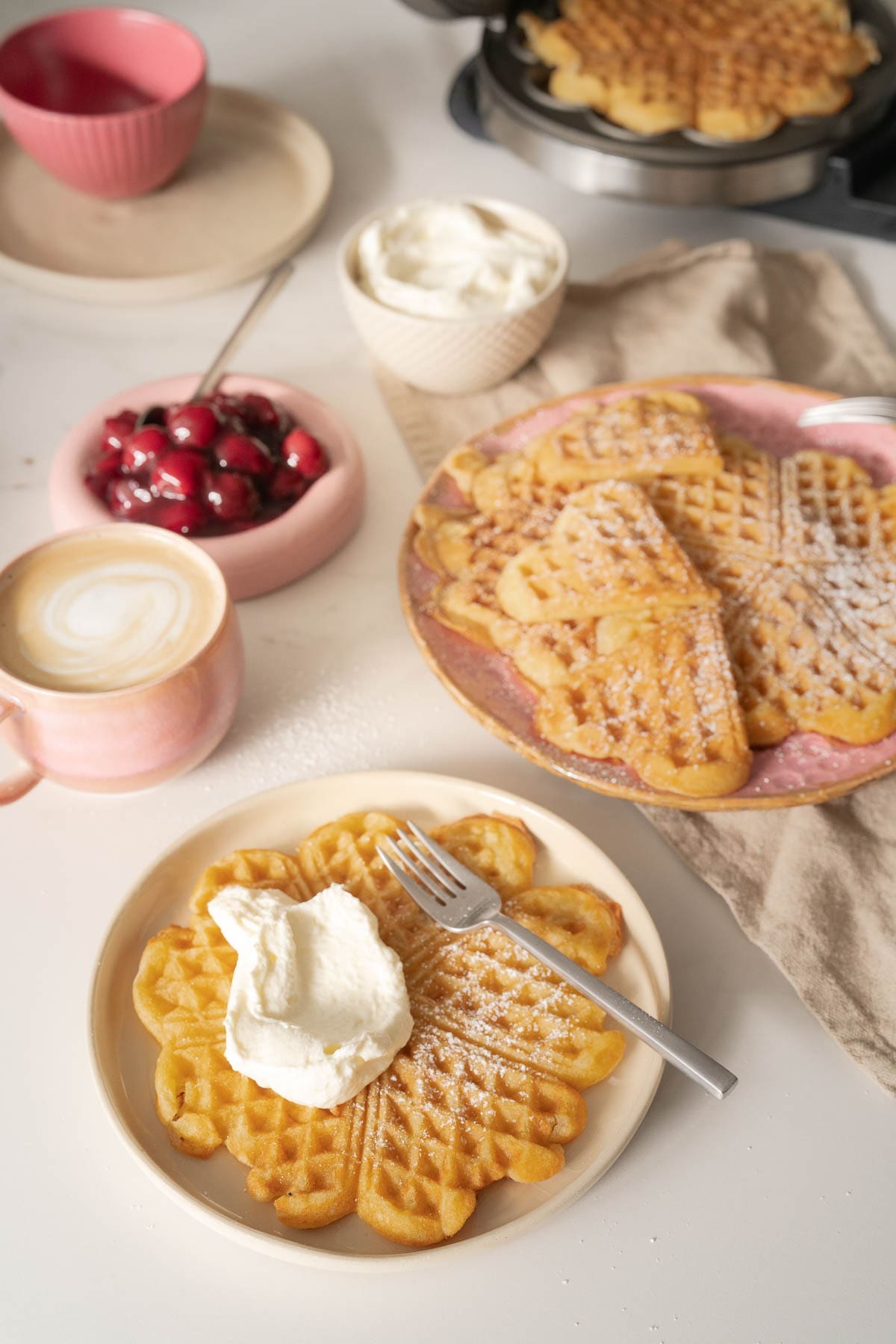 Entdeckt Oma Lores Rezept für weiche Waffeln. Luftige, Herzwaffeln mit Vanille. Einfach und schnell gemacht. Perfekt zu jedem Anlass.