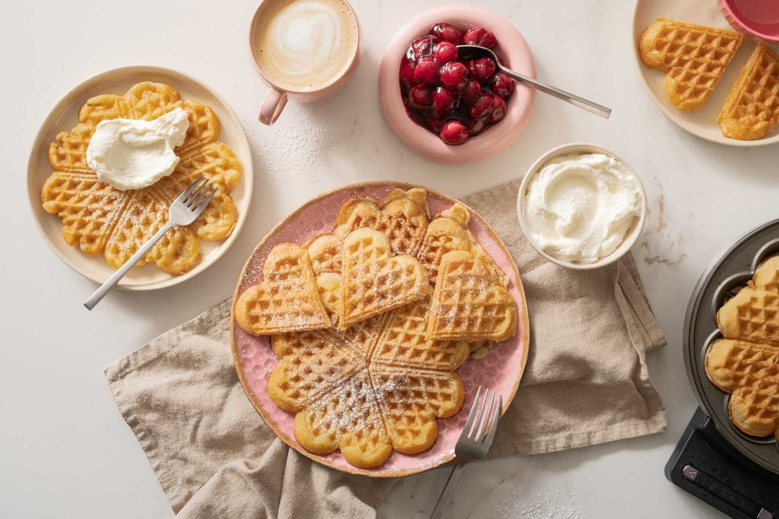 Entdeckt Oma Lores Rezept für weiche Waffeln. Luftige, Herzwaffeln mit Vanille. Einfach und schnell gemacht. Perfekt zu jedem Anlass.