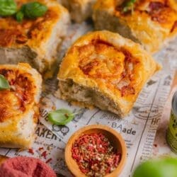 Unser Pizzaschnecken Rezept bringt euch die fluffigsten und saftigsten Schnecken auf den Tisch. Perfekt für jede Party und für Zwischendurch.