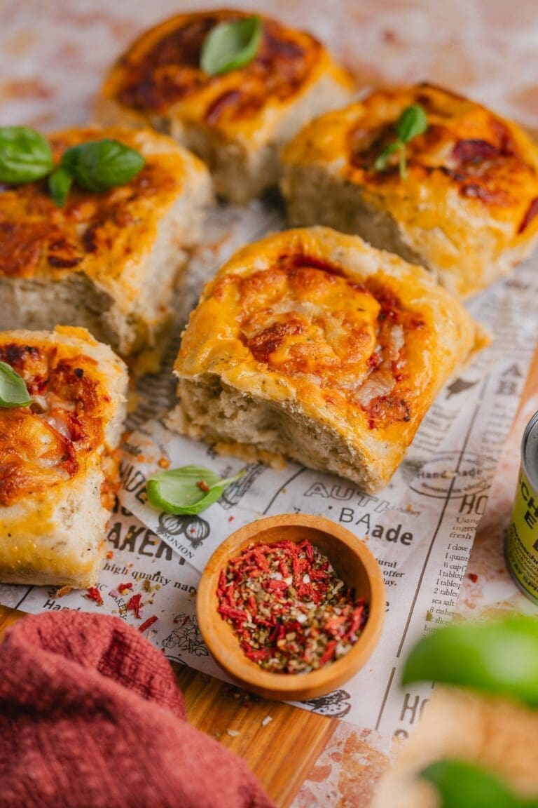 Unser Pizzaschnecken Rezept bringt euch die fluffigsten und saftigsten Schnecken auf den Tisch. Perfekt für jede Party und für Zwischendurch.