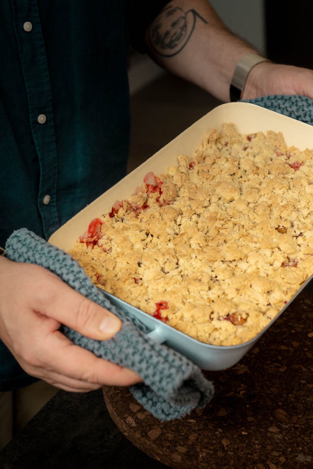 Zwetschgen-Crumble frisch aus dem Ofen in Auflaufform