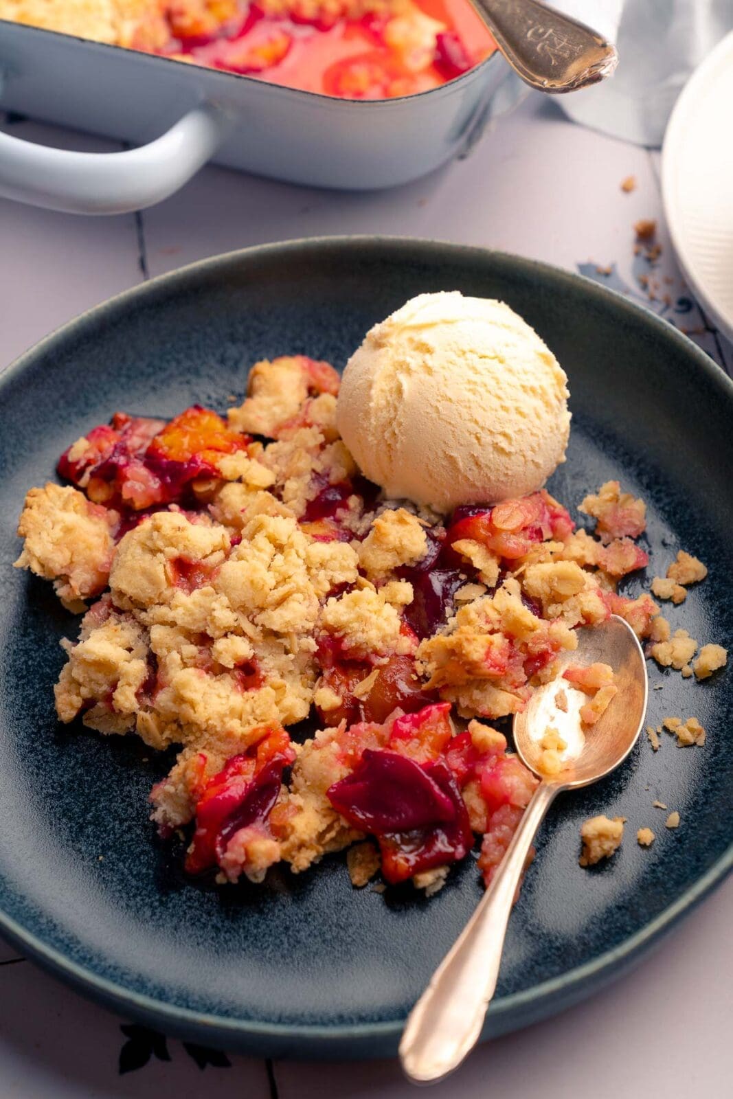 Zwetschgen-Crumble mit Vanilleeis serviert