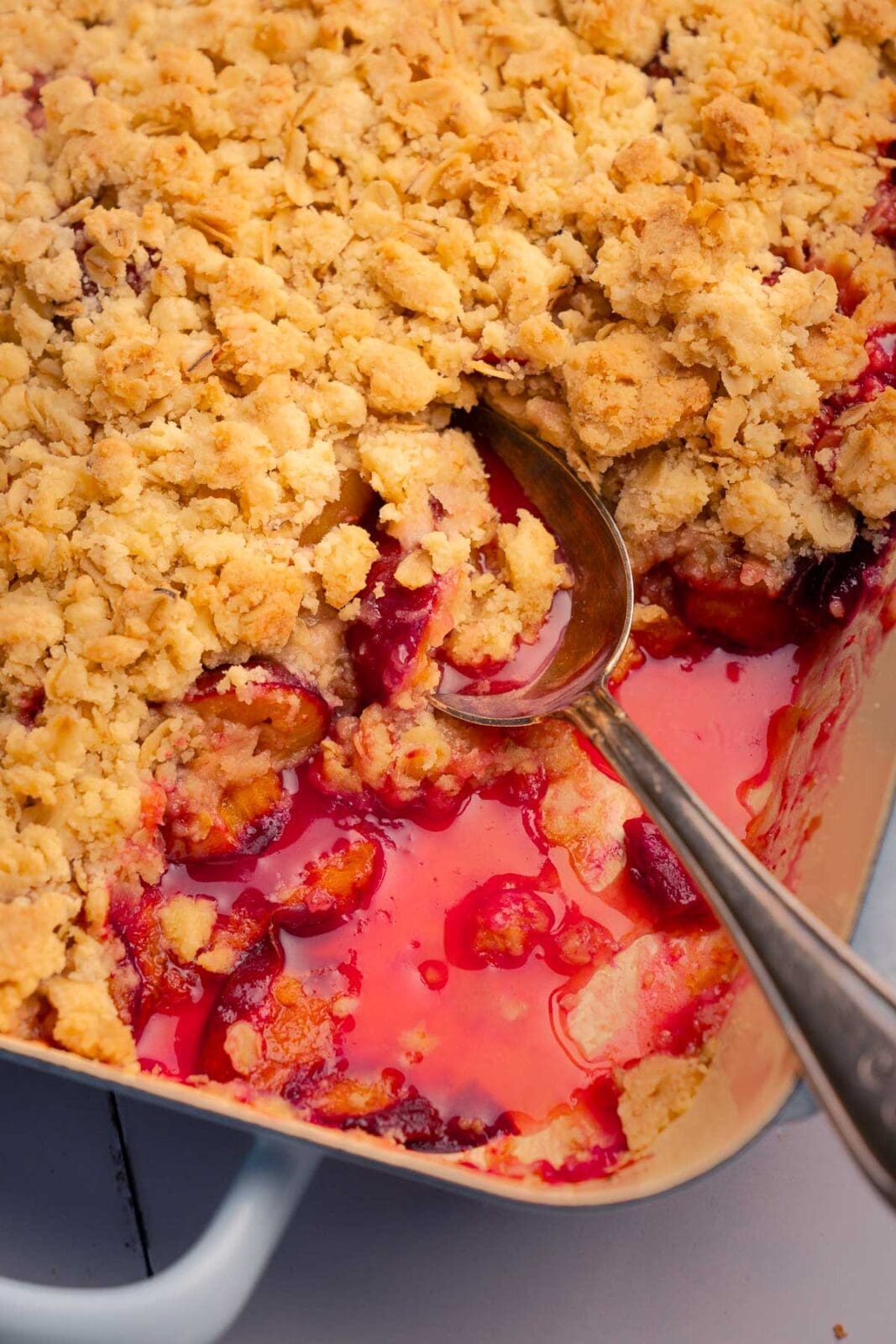 Zwetschgen-Crumble frisch aus dem Ofen in Auflaufform