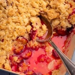 Zwetschgen-Crumble frisch aus dem Ofen in Auflaufform