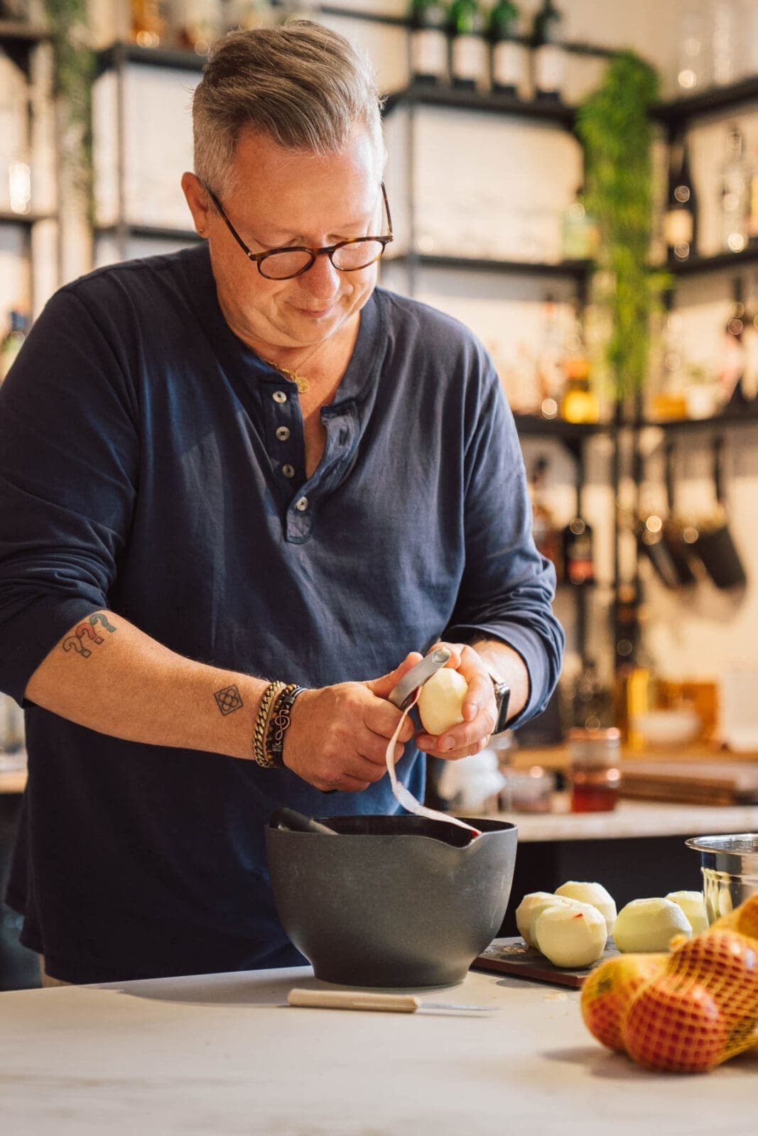 Apfel Streuselkuchen nach Oma Lore mit Hefeteig, saftigen Äpfeln und knusprigen Streuseln. Tipps zu Sorten, Einfrieren und Backzeit.
