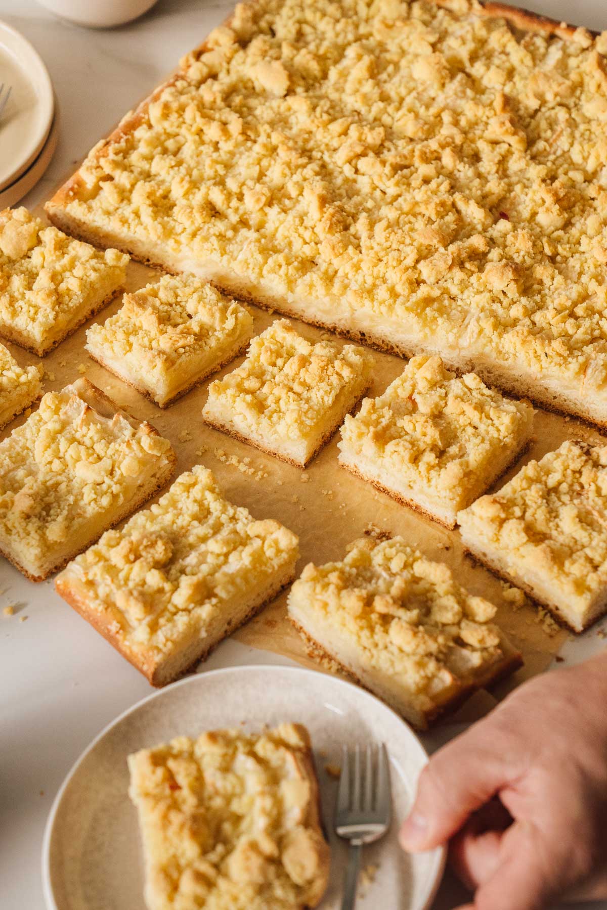 Apfel Streuselkuchen nach Oma Lore mit Hefeteig, saftigen Äpfeln und knusprigen Streuseln. Tipps zu Sorten, Einfrieren und Backzeit.