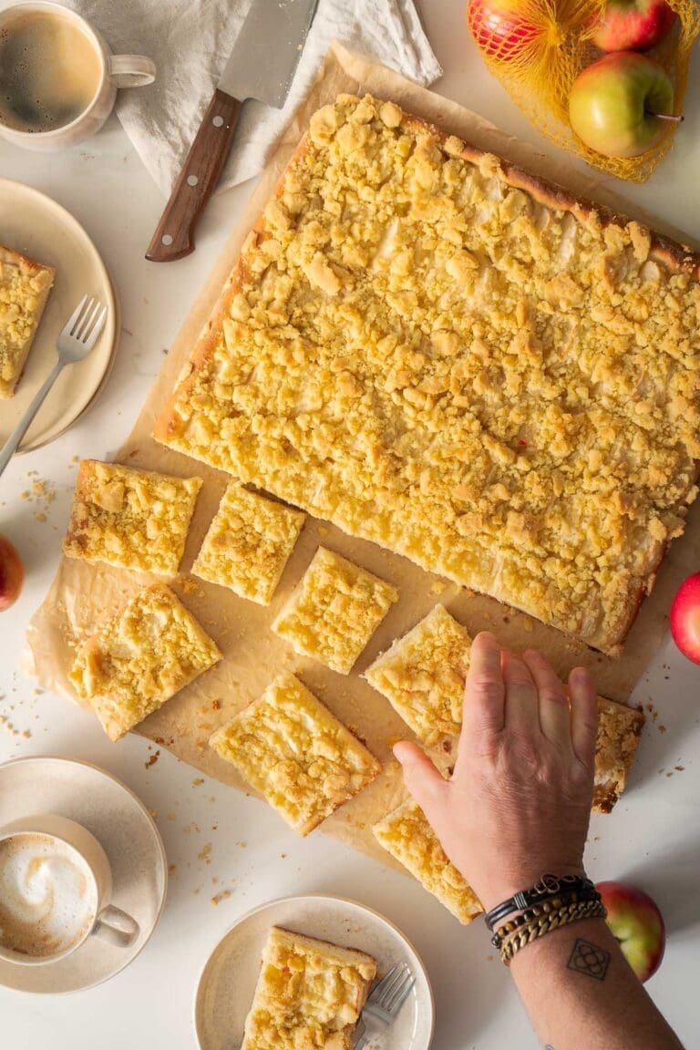Apfel Streuselkuchen nach Oma Lore mit Hefeteig, saftigen Äpfeln und knusprigen Streuseln. Tipps zu Sorten, Einfrieren und Backzeit.