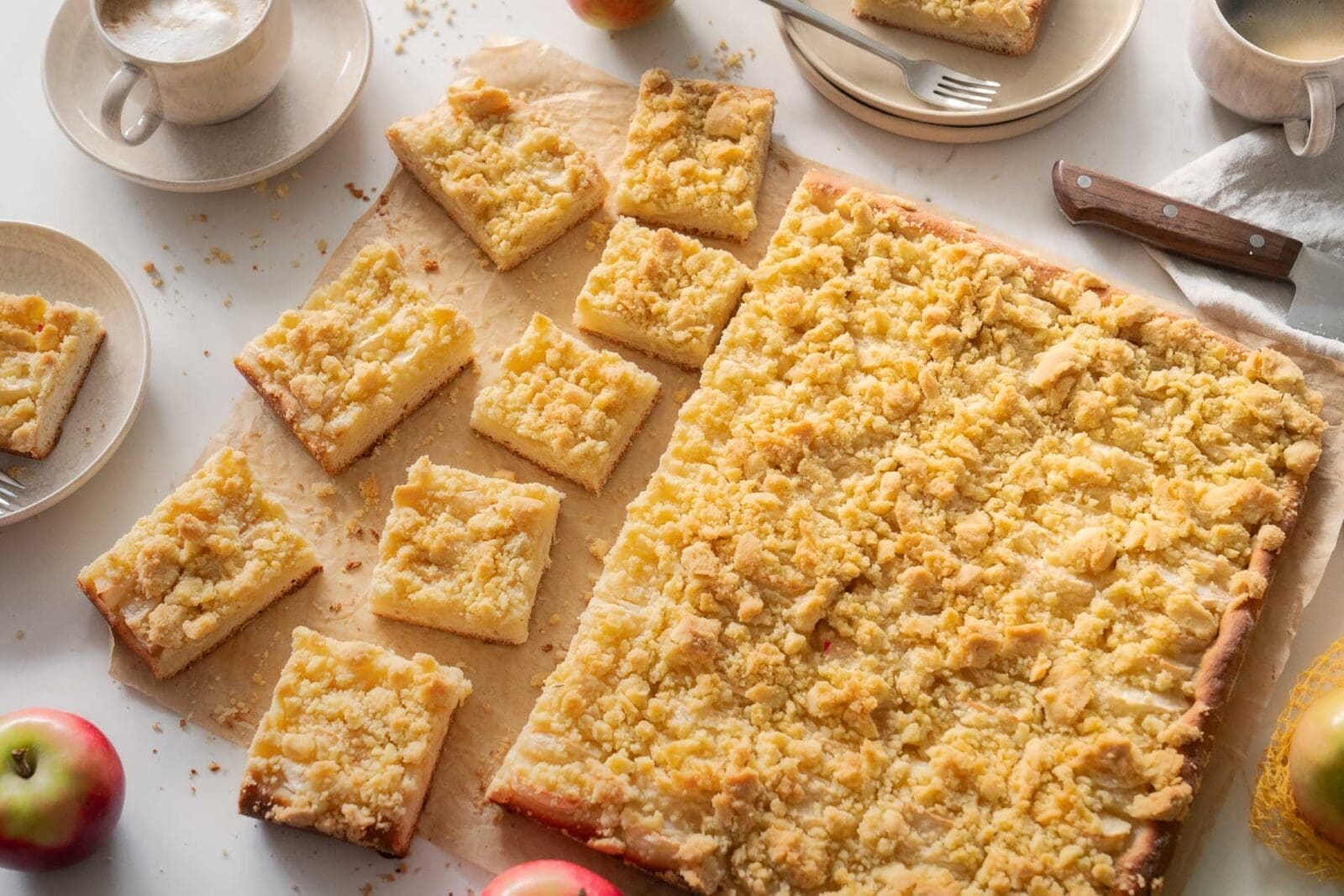 Apfel Streuselkuchen nach Oma Lore mit Hefeteig, saftigen Äpfeln und knusprigen Streuseln. Tipps zu Sorten, Einfrieren und Backzeit.