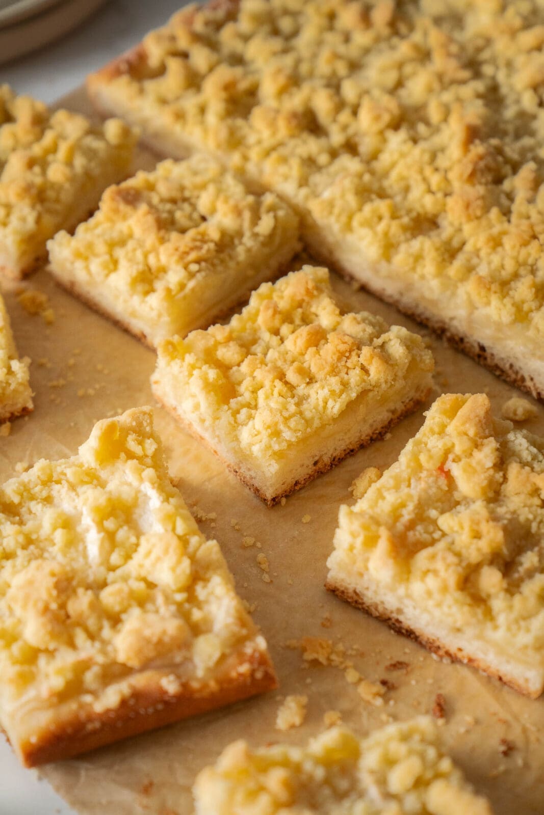 Apfel Streuselkuchen nach Oma Lore mit Hefeteig, saftigen Äpfeln und knusprigen Streuseln. Tipps zu Sorten, Einfrieren und Backzeit.