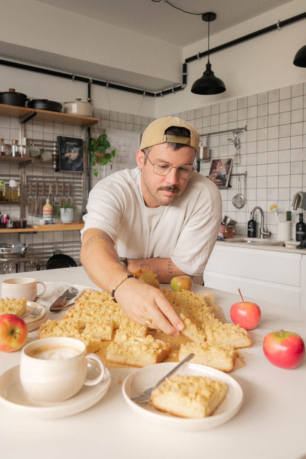 Apfel Streuselkuchen nach Oma Lore mit Hefeteig, saftigen Äpfeln und knusprigen Streuseln. Tipps zu Sorten, Einfrieren und Backzeit.