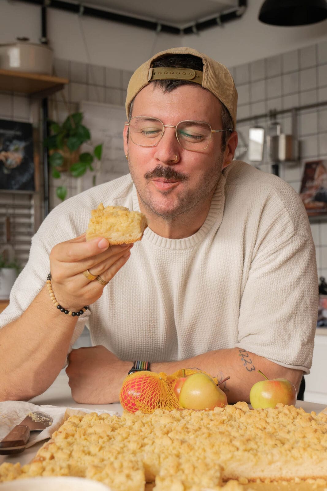 Apfel Streuselkuchen nach Oma Lore mit Hefeteig, saftigen Äpfeln und knusprigen Streuseln. Tipps zu Sorten, Einfrieren und Backzeit.