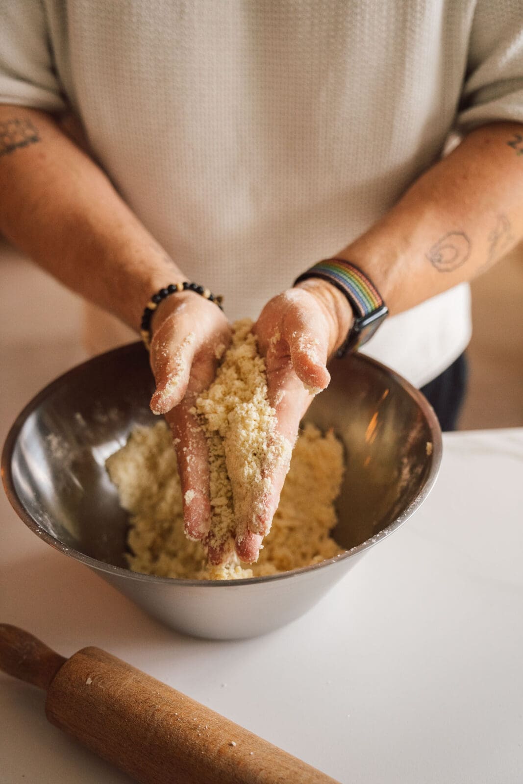 Apfel Streuselkuchen nach Oma Lore mit Hefeteig, saftigen Äpfeln und knusprigen Streuseln. Tipps zu Sorten, Einfrieren und Backzeit.