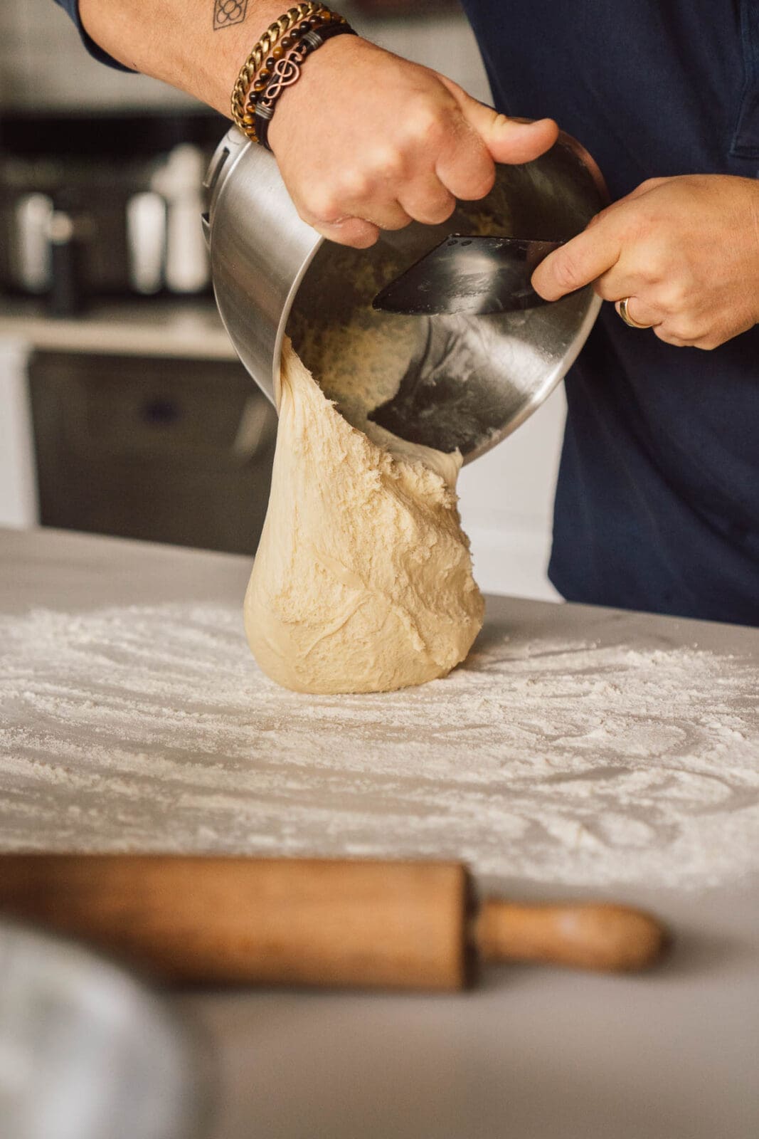 Apfel Streuselkuchen nach Oma Lore mit Hefeteig, saftigen Äpfeln und knusprigen Streuseln. Tipps zu Sorten, Einfrieren und Backzeit.
