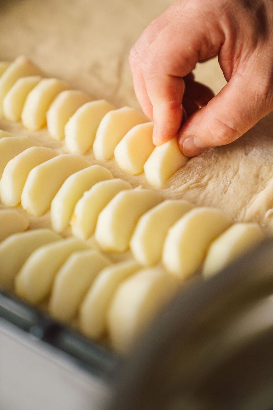 Apfel Streuselkuchen nach Oma Lore mit Hefeteig, saftigen Äpfeln und knusprigen Streuseln. Tipps zu Sorten, Einfrieren und Backzeit.