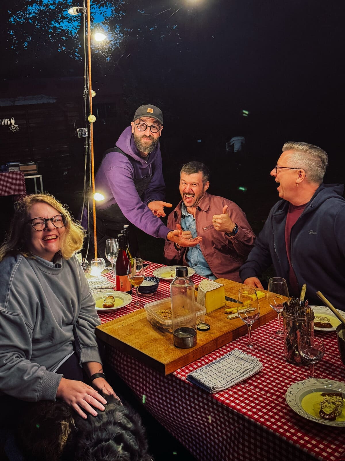 Geselliges Abendessen im Freien.