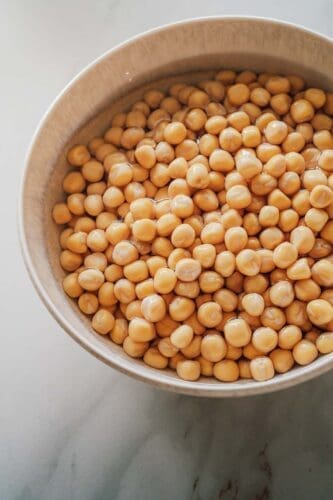 Rezept für vegetarische Kohlrouladen. Kleine Wirsing-Bonbons mit Körnererbsen-Füllung. Modern, nachhaltig und inspiriert von Omas Lores Küche.