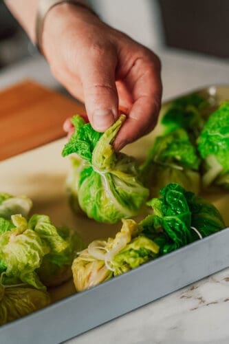 Rezept für vegetarische Kohlrouladen. Kleine Wirsing-Bonbons mit Körnererbsen-Füllung. Modern, nachhaltig und inspiriert von Omas Lores Küche.
