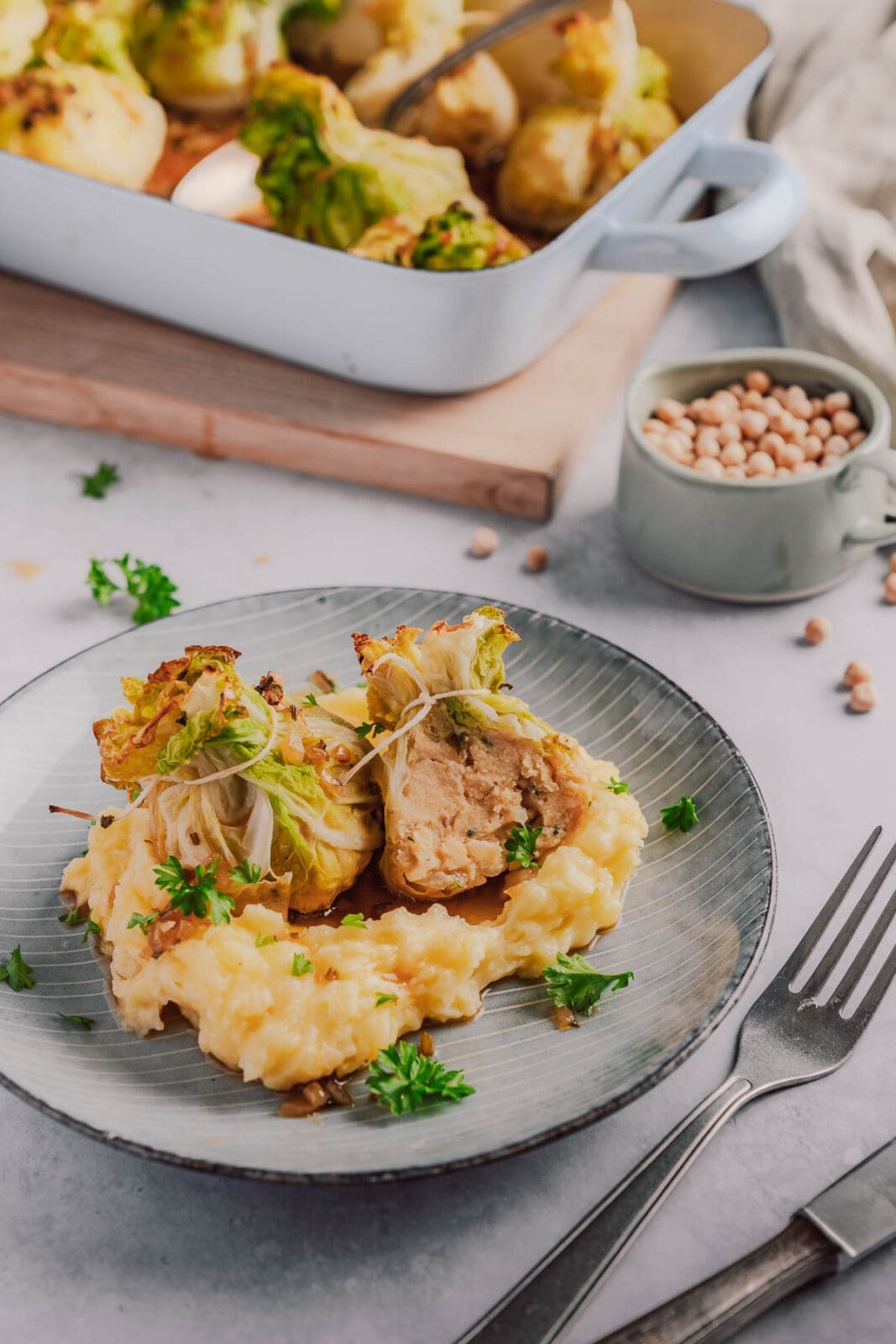 Rezept für vegetarische Kohlrouladen. Kleine Wirsing-Bonbons mit Körnererbsen-Füllung. Modern, nachhaltig und inspiriert von Omas Lores Küche.