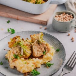 Kohlrouladen Erbse vegetarisch 16 | Omas Lores Kohlrouladen neu gedacht. Vegetarisch, mit Körnererbsen gefüllt und als kleine Wirsing-Bonbons serviert.