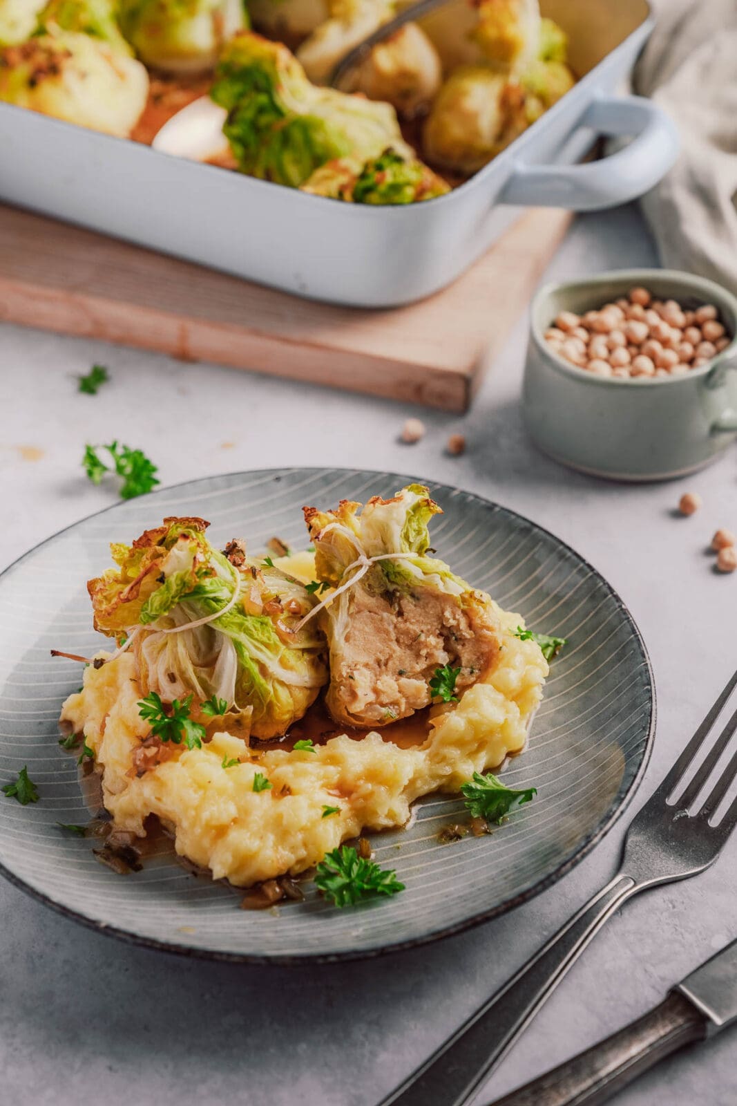 Rezept für vegetarische Kohlrouladen. Kleine Wirsing-Bonbons mit Körnererbsen-Füllung. Modern, nachhaltig und inspiriert von Omas Lores Küche.
