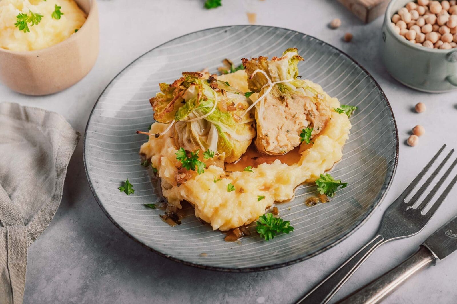 Rezept für vegetarische Kohlrouladen. Kleine Wirsing-Bonbons mit Körnererbsen-Füllung. Modern, nachhaltig und inspiriert von Omas Lores Küche.