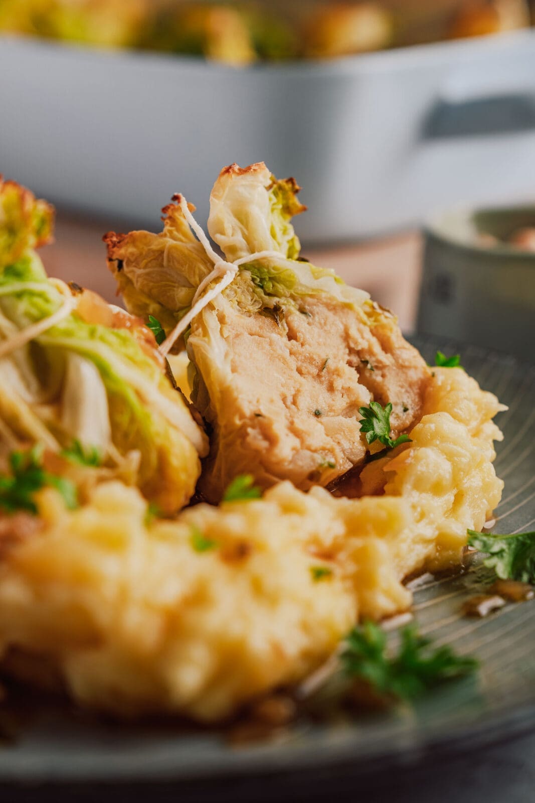 Rezept für vegetarische Kohlrouladen. Kleine Wirsing-Bonbons mit Körnererbsen-Füllung. Modern, nachhaltig und inspiriert von Omas Lores Küche.